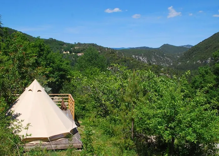 Οργανωμένο κάμπινγκ Tente Tipi Nature, Calme, Cascade Et Baignade A 10 Minutes A Pieds